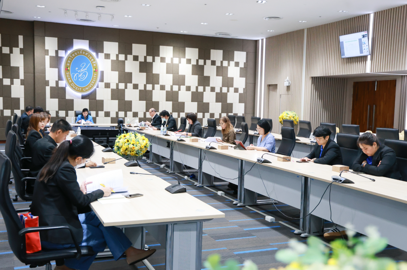 A group of people sitting at tables in a room

AI-generated content may be incorrect.