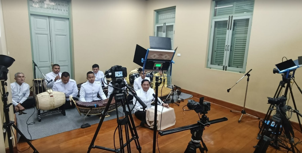 A group of people sitting in a room with camera equipment

AI-generated content may be incorrect.