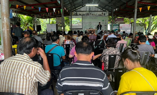A group of people sitting in chairs

AI-generated content may be incorrect.