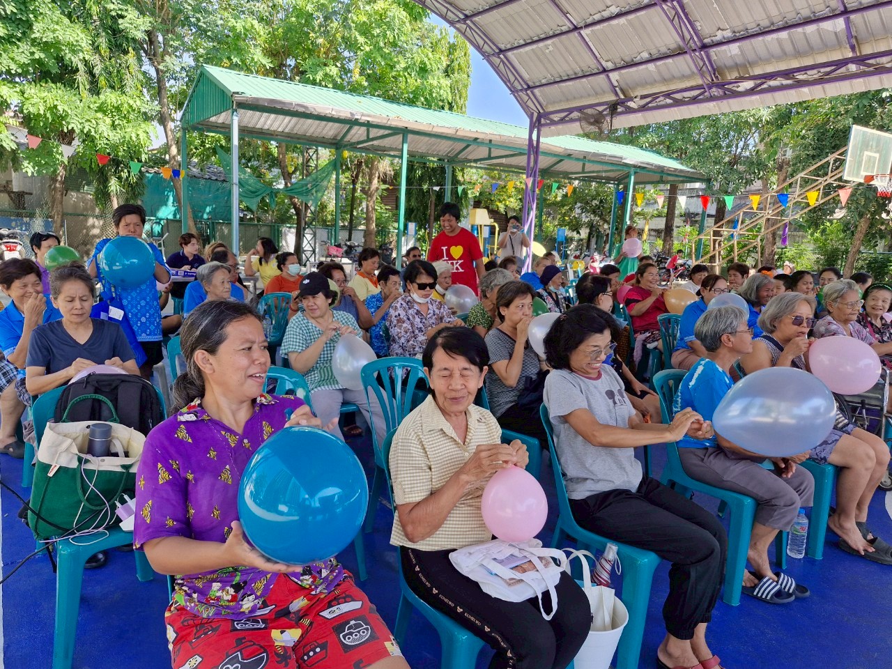 A group of people sitting in chairs

AI-generated content may be incorrect.
