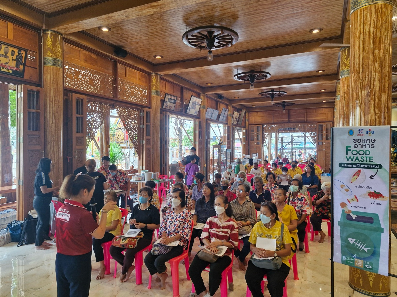 A group of people sitting in chairs
Description automatically generated