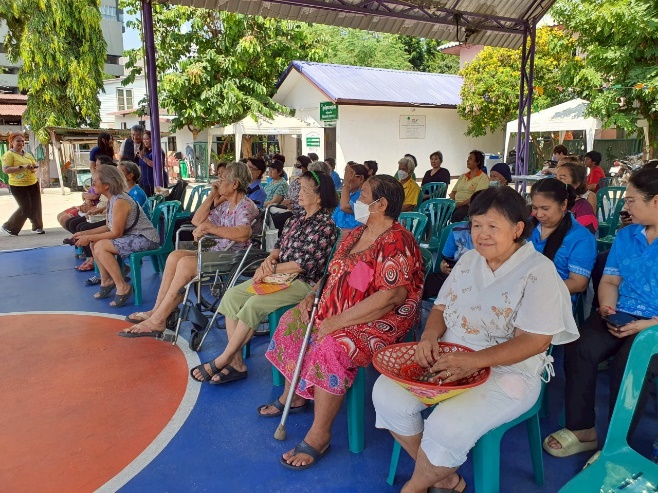 A group of people sitting on chairs
AI-generated content may be incorrect.