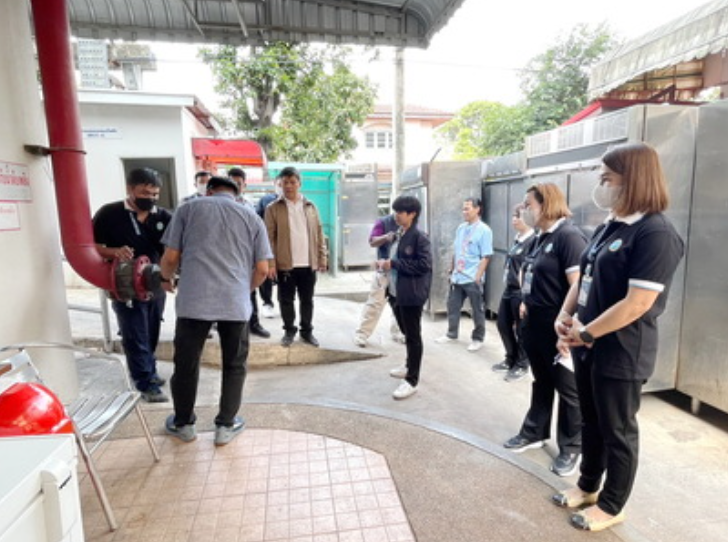 A group of people standing around a building

AI-generated content may be incorrect.