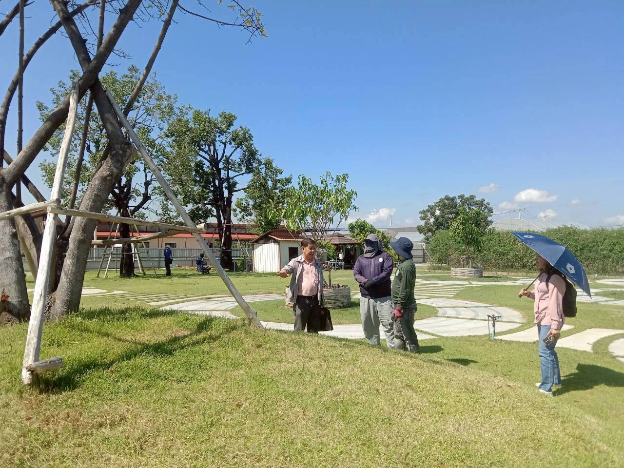 A group of people standing in a grassy area

Description automatically generated