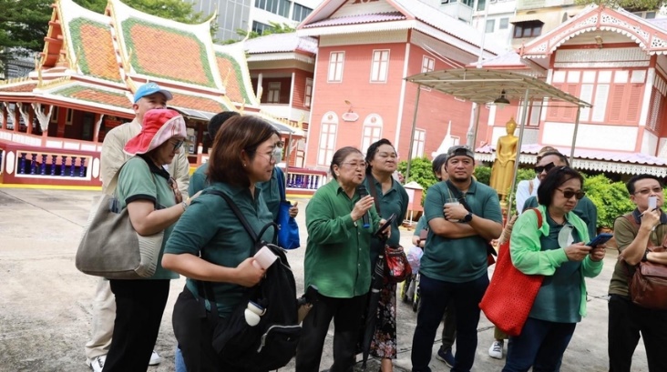 A group of people standing in a line

AI-generated content may be incorrect.