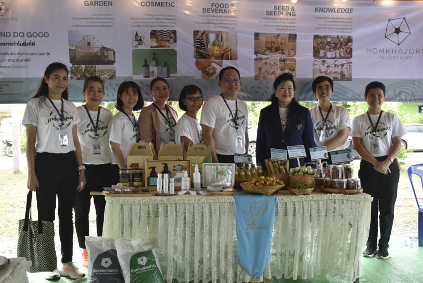 A group of people standing in front of a table

Description automatically generated