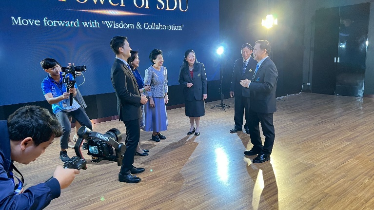 A group of people standing on a stage

AI-generated content may be incorrect.