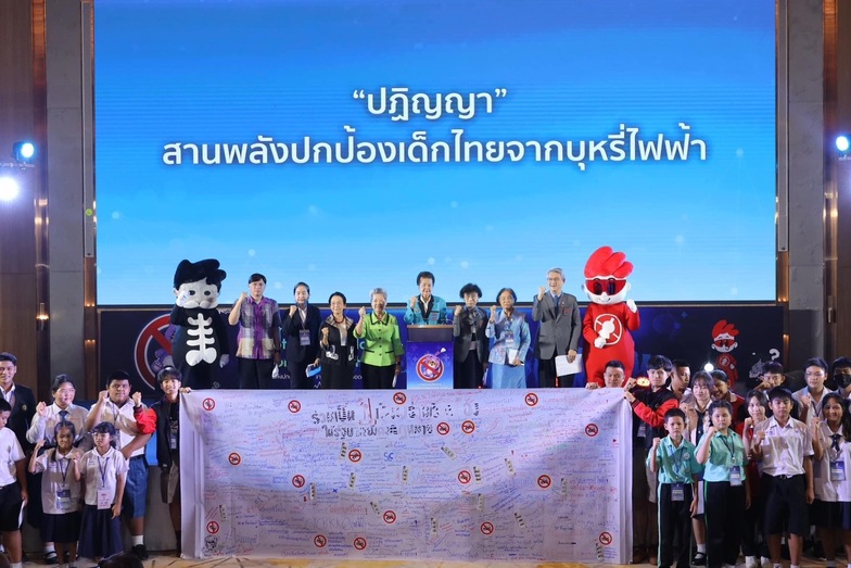 A group of people standing on a stage

AI-generated content may be incorrect.