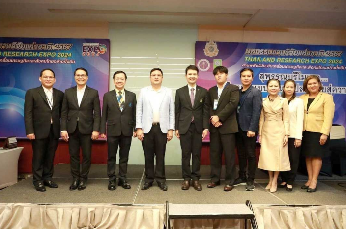 A group of people standing on a stage

AI-generated content may be incorrect.