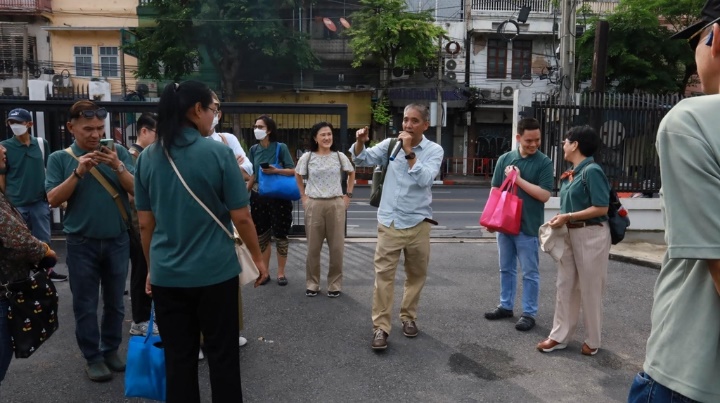 A group of people standing on the street

AI-generated content may be incorrect.