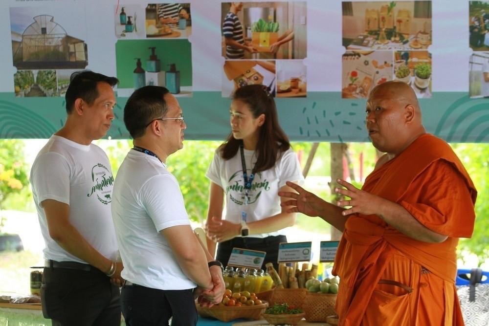 A group of people talking to each other
Description automatically generated