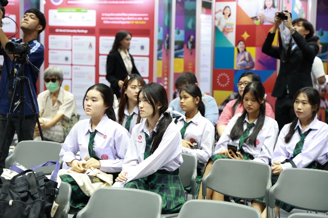 A group of students sitting in chairs
AI-generated content may be incorrect.