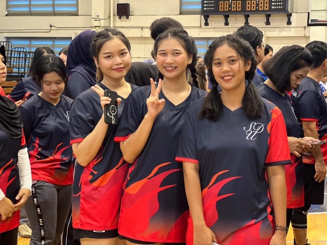 A group of women wearing matching jerseys

AI-generated content may be incorrect.