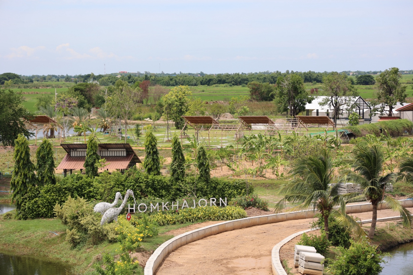 A long shot of a road

Description automatically generated