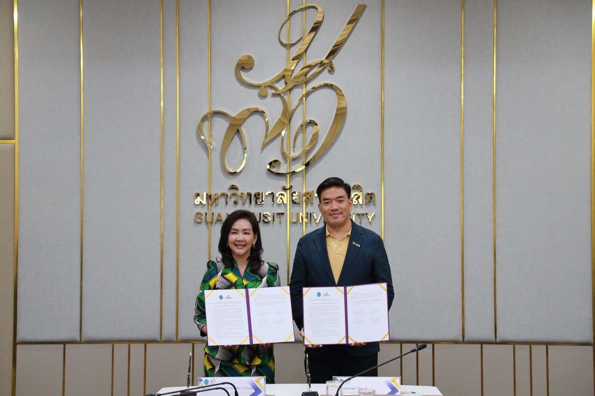 A person and person holding papers

Description automatically generated