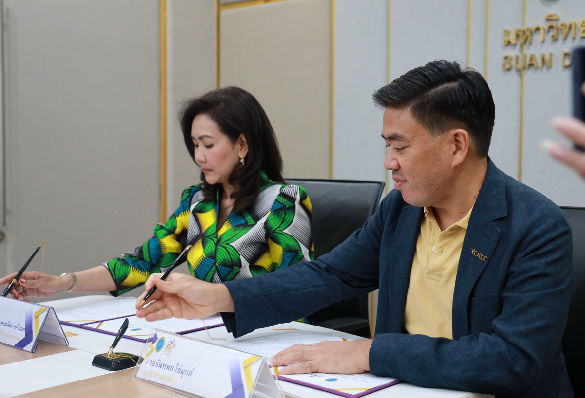 A person and person sitting at a table

Description automatically generated