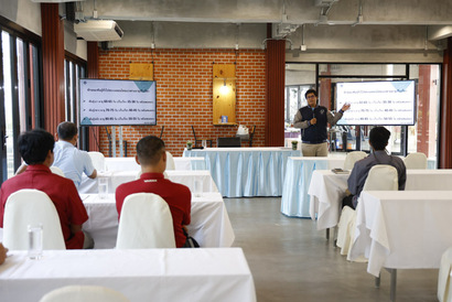 A person giving a presentation to a group of people

Description automatically generated