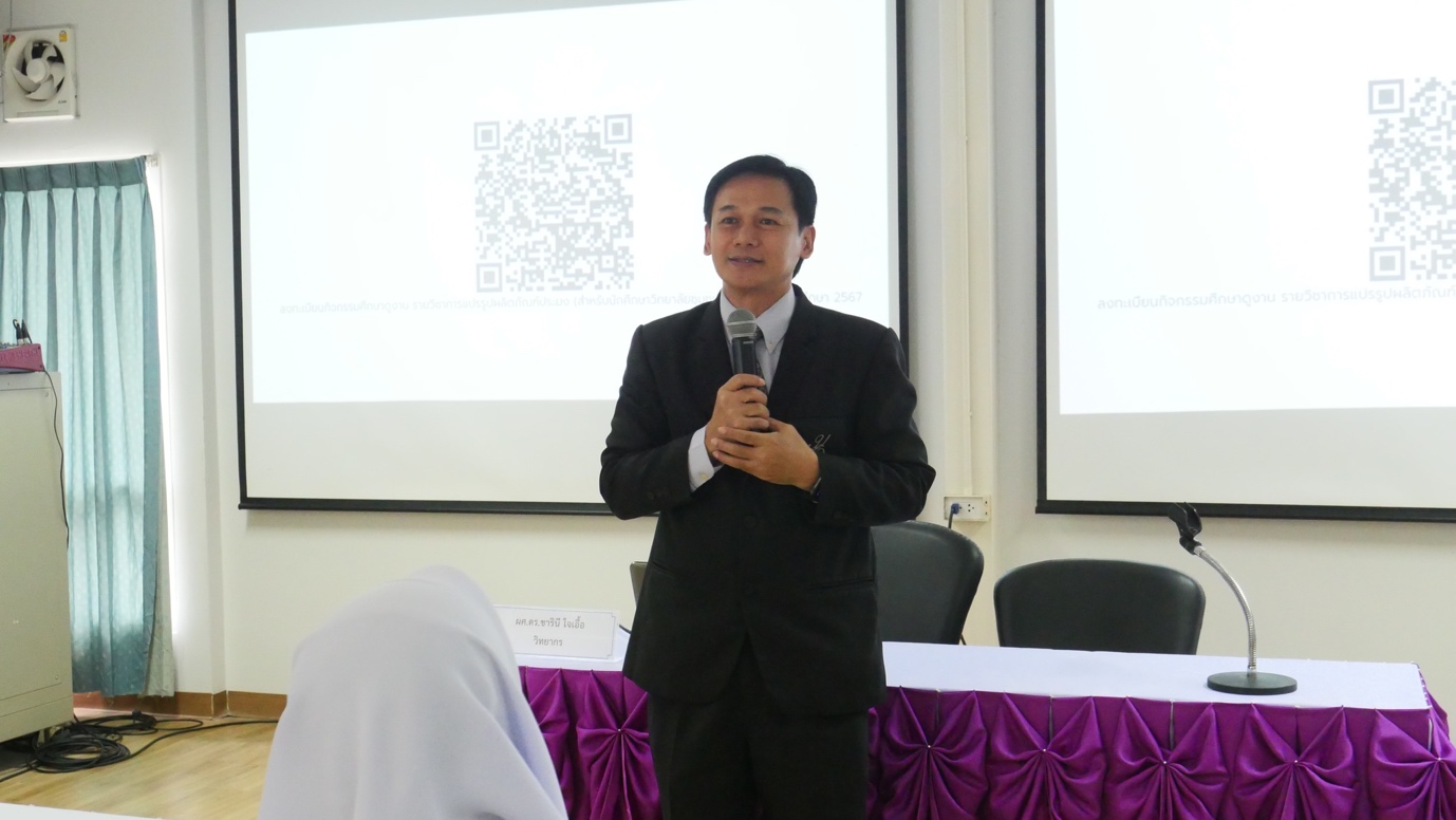 A person in a suit holding a microphone

Description automatically generated