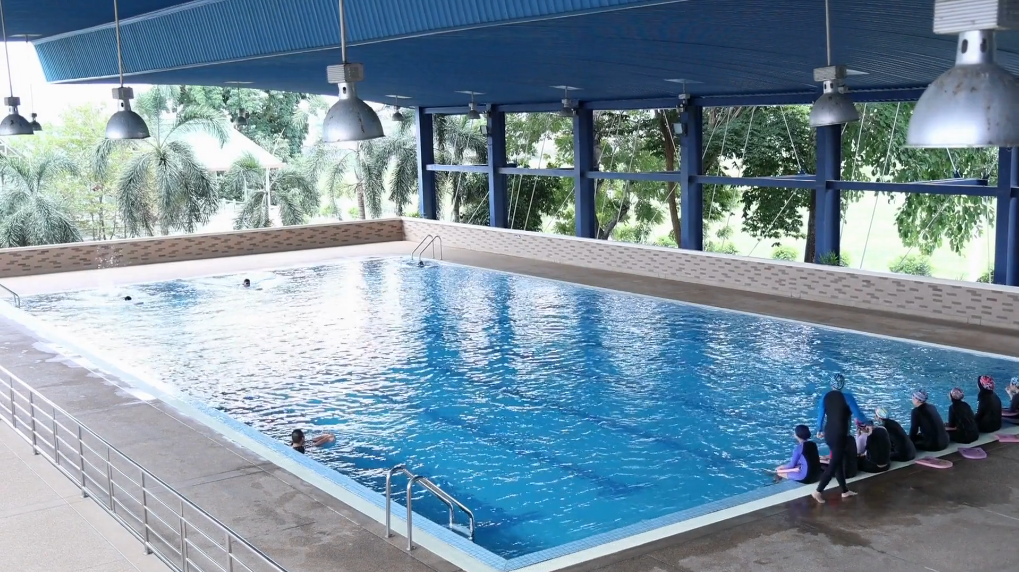 A person in a swimming pool

AI-generated content may be incorrect.