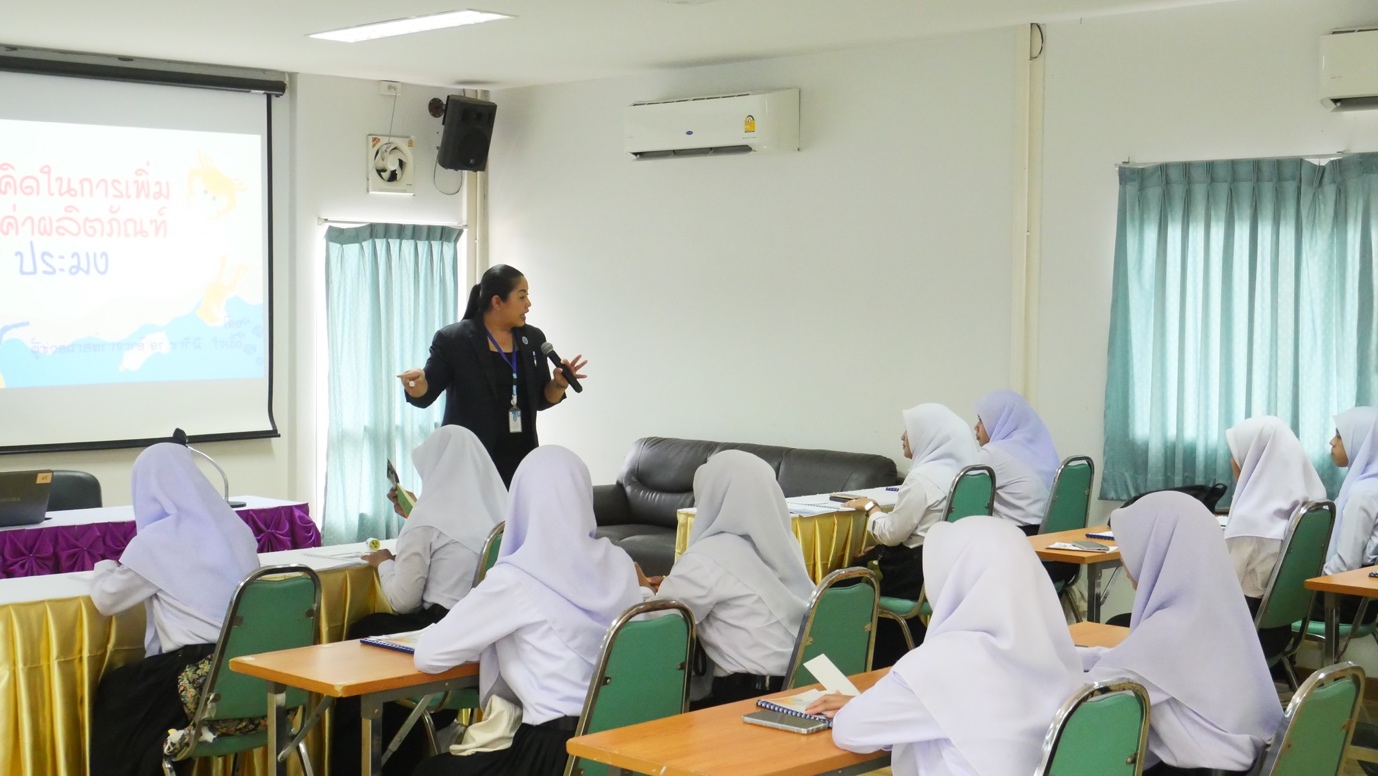 A person standing in front of a group of students

Description automatically generated