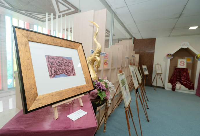 A room with art and paintings
AI-generated content may be incorrect.