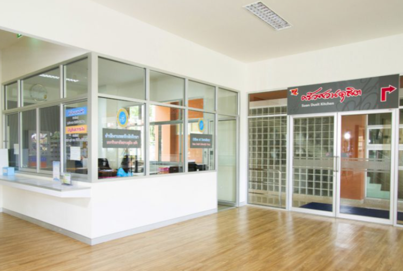 A room with glass doors and a wood floor

AI-generated content may be incorrect.