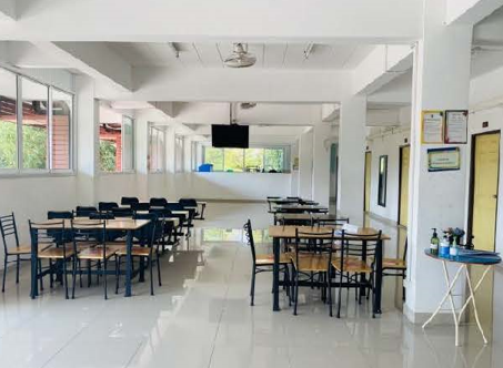 A room with tables and chairs

AI-generated content may be incorrect.