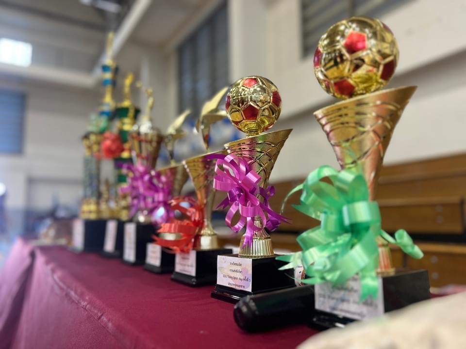 A row of trophies on a table

AI-generated content may be incorrect.