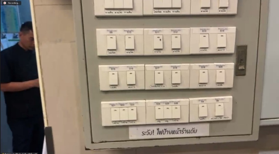 รูปภาพประกอบด้วย ข้อความ, ในร่ม
คำอธิบายที่สร้างโดยอัตโนมัติ